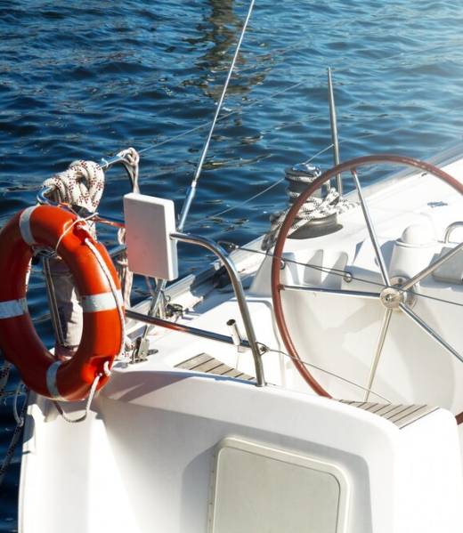 closeup-beautiful-yacht-rudder-daylight-horizontal-sea-background_1220-1499